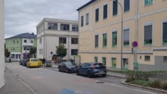 Die Straße vor der Volksschule wird vor Unterrichtsbeginn abgesperrt.