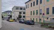 Die Straße vor der Volksschule wird vor Unterrichtsbeginn abgesperrt.