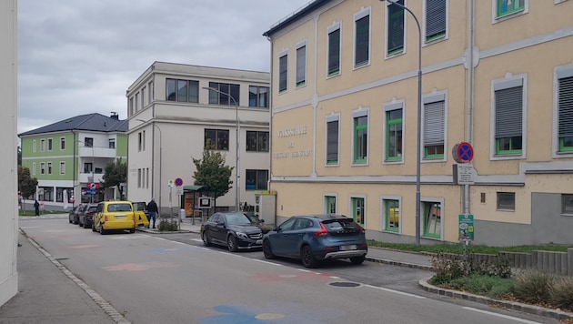 Die Straße vor der Volksschule wird vor Unterrichtsbeginn abgesperrt.