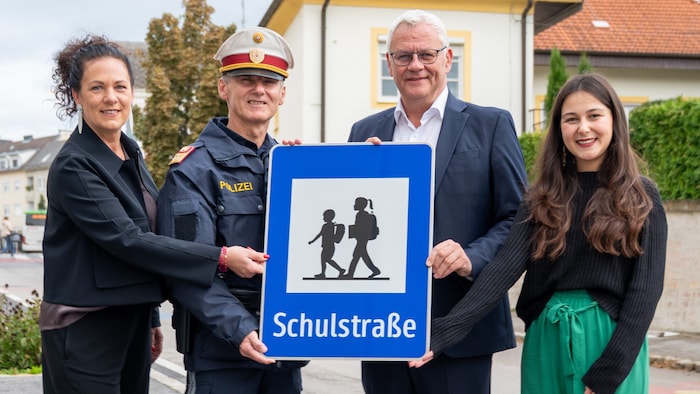 Neue Schulstraße: Toth- Kanyak, Stadtpolizeikom- mandant Günter Hauer, Steiner und Sánchez Pöll.