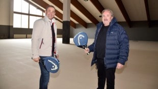 Christoph Bernhofer und Peter Holzner (re.) packen im Sportzentrum an.