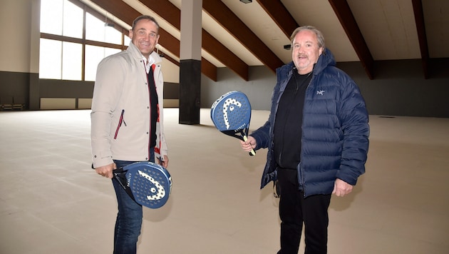 Christoph Bernhofer und Peter Holzner (re.) packen im Sportzentrum an.