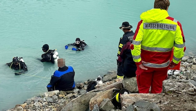 Taucher suchten den See nach dem Auto ab.
