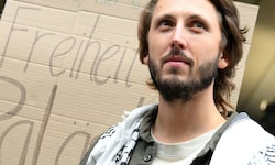 Julian Schütter wurde am Dienstag mit zwei weiteren Aktivisten am Bahnhof Meidling von ...
