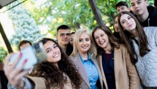 Europaministerinnen Gorčević (Montenegro) und Plkaolm mit Studenten in Podgorica