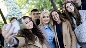 Europaministerinnen Gorčević (Montenegro) und Plkaolm mit Studenten in Podgorica