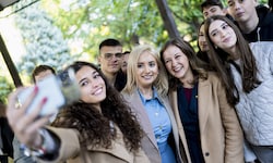 Europaministerinnen Gorčević (Montenegro) und Plkaolm mit Studenten in Podgorica
