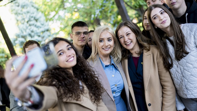 Europaministerinnen Gorčević (Montenegro) und Plkaolm mit Studenten in Podgorica