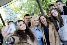 Europaministerinnen Gorčević (Montenegro) und Plkaolm mit Studenten in Podgorica