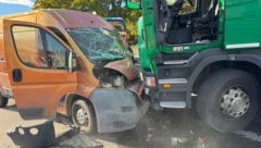 Stark beschädigt wurde der Kleintransporter, der Fahrer wurde aber glücklicherweise nicht ...