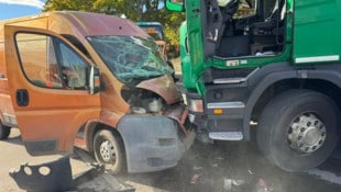 Stark beschädigt wurde der Kleintransporter, der Fahrer wurde aber glücklicherweise nicht ...
