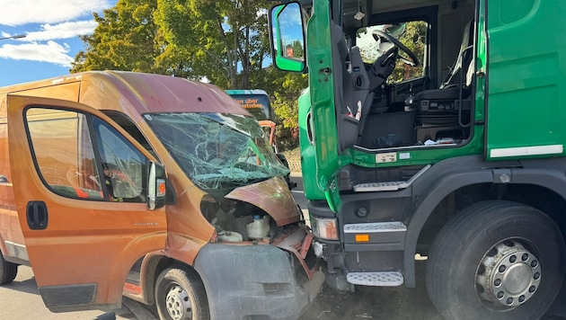 Stark beschädigt wurde der Kleintransporter, der Fahrer wurde aber glücklicherweise nicht ...