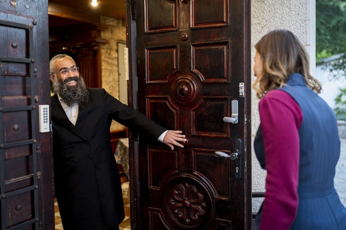 Plakolm besuchte Rabbi Ari Edelkopf.