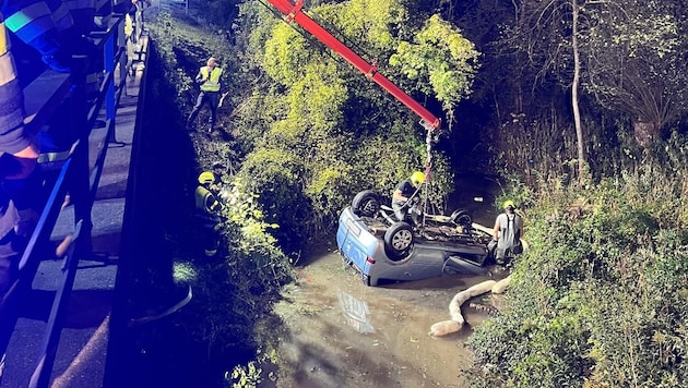 Die Hauptfeuerwache musste eine Crashretung durchführen und konnte den Lenker schließlich ...