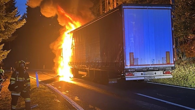Durch das rasche Eingreifen der Florianis konnte ein Übergreifen der Flammen auf den Wald ...