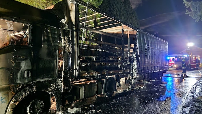 Der mit Folienrollen beladene Lkw stand in Vollbrand.