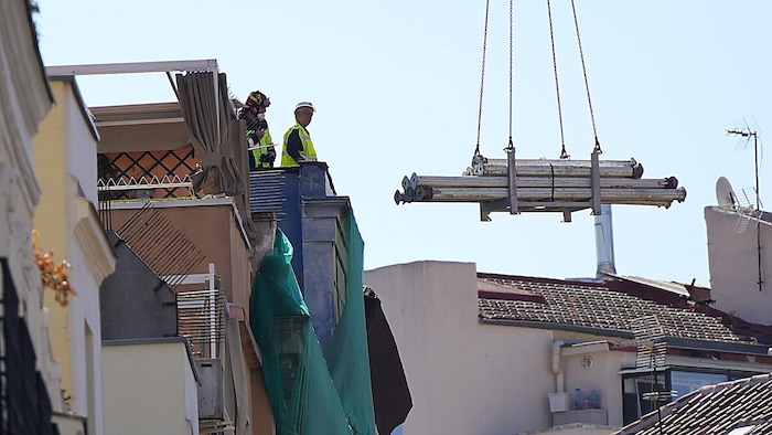 Rettungskräfte räumen den Weg frei, damit die Suchmannschaften arbeiten können.
