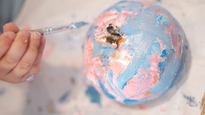 Mit Acrylfarben und etwas Glitzer wurden die kleinen Zierkürbisse zu Kunstwerken.