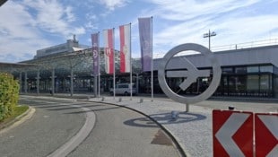 Vor dem Linzer Flughafen hängen die Flaggen der Stadt Linz und des Landes Oberösterreich. Ihnen ...
