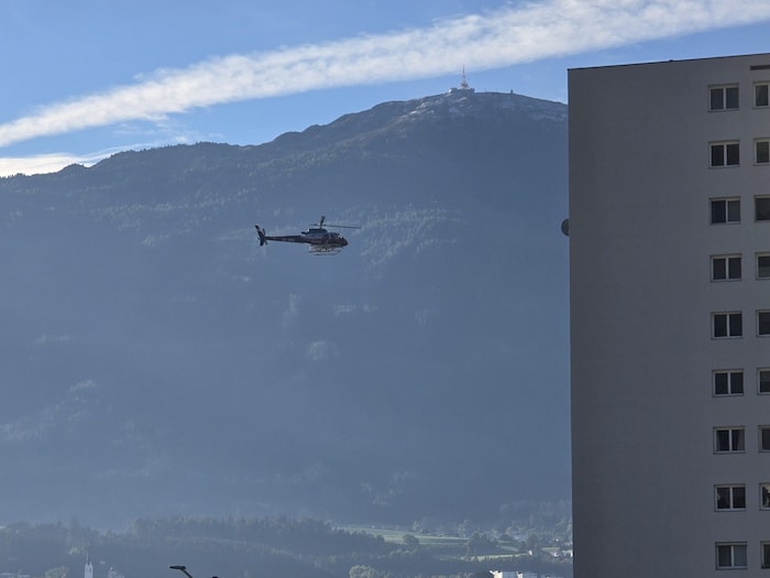 Auch in Innsbruck flog der Polizeihubschrauber den Inn ab.