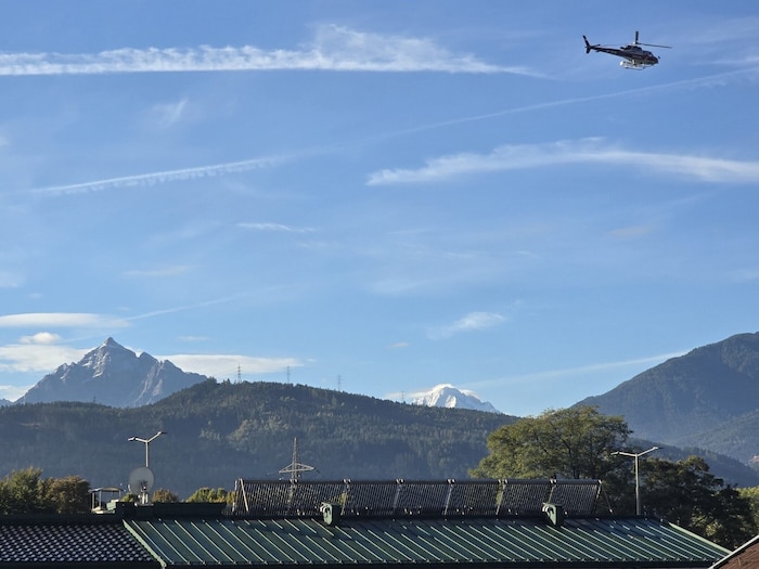 Auch in Innsbruck flog der Polizeihubschrauber den Inn ab.