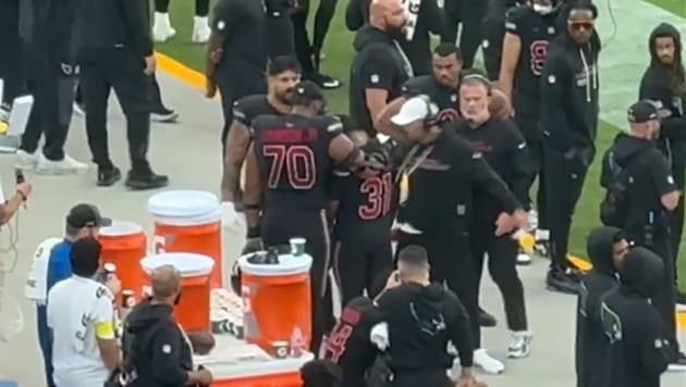 Jonathan Gannon (Mitte; weiße Kappe) verlor völlig die Nerven.