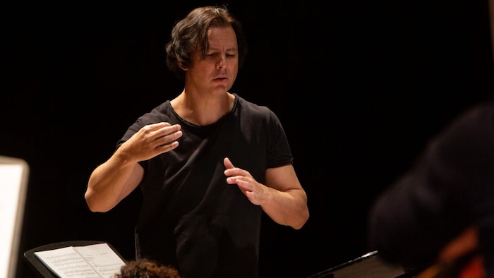 Superstar in Athen: Teodor Currentzis dirigiert das „Requiem for the End of Love“ von Giorgos ...