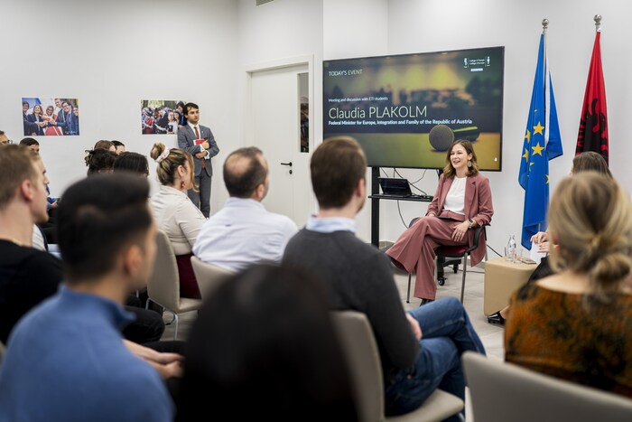 Plakolm im Austausch mit Studenten in Tirana