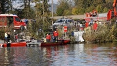 Feuerwehr, Polizei und Wasserrettung suchten mit Suchbooten die Mur ab.