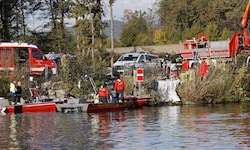 Feuerwehr, Polizei und Wasserrettung suchten mit Suchbooten die Mur ab.