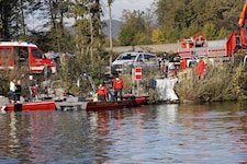 Feuerwehr, Polizei und Wasserrettung suchten mit Suchbooten die Mur ab.