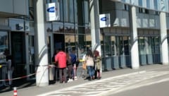 Die Schlangen vor dem Arbeitsmarktservice werden länger.