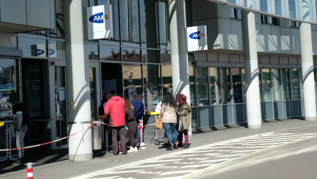 Die Schlangen vor dem Arbeitsmarktservice werden länger.