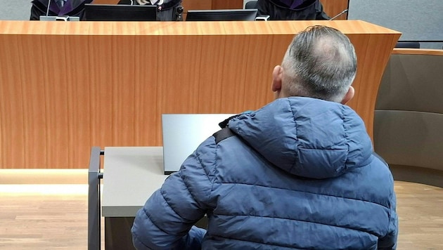 Der Angeklagte bei Prozessstart.