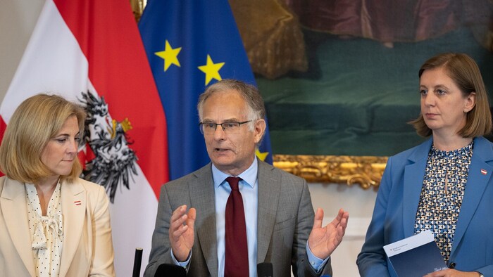 Außenministerin Beate Meinl-Reisinger (NEOS), Finanzminister Markus Marterbauer (SPÖ) und ...