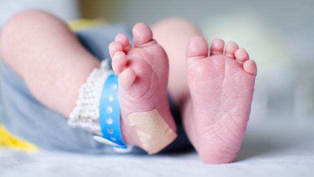 Beim SMA-Screening werden Blutstropfen aus der Ferse des Neugeborenen getestet.