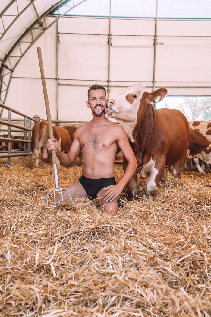 Eine tierische Freundschaft konnte Michael beim Shooting für den Februar schließen.