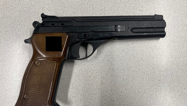 Mit der täuschend echt aussehenden Spielzeugpistole soll der Mann die Jugendlichen bedroht ...