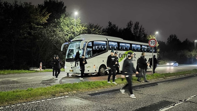 Ein Hinterrad machte Faxen. Die Eisbullen gingen die letzten Meter zum Teamhotel selbst.