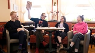 Norbert Trawöger (Mitte), neuer künstlerischer Direktor und sein Team: Dramaturg Andreas Meier, ...