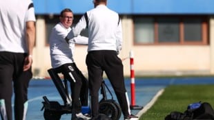 Ralf Rangnick schonte mit einem Roller beim Abschlusstraining im Happel-Stadion sein ...