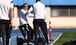 Ralf Rangnick schonte mit einem Roller beim Abschlusstraining im Happel-Stadion sein ...
