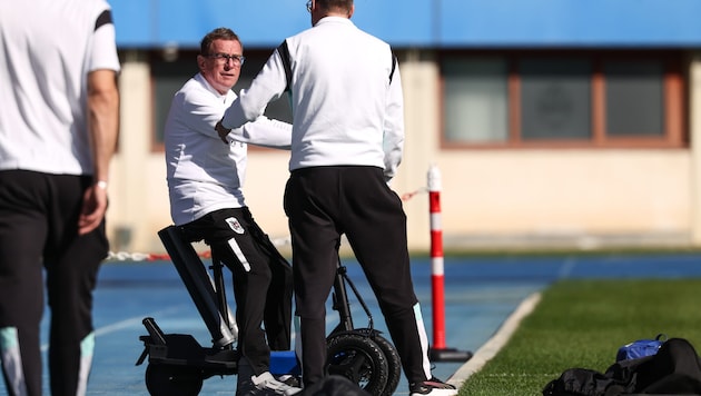 Ralf Rangnick rested his ankle with a roller during the final training session at Happel ...