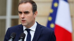 Sébastien Lecornu gibt eine Stellungnahme in Paris ab.