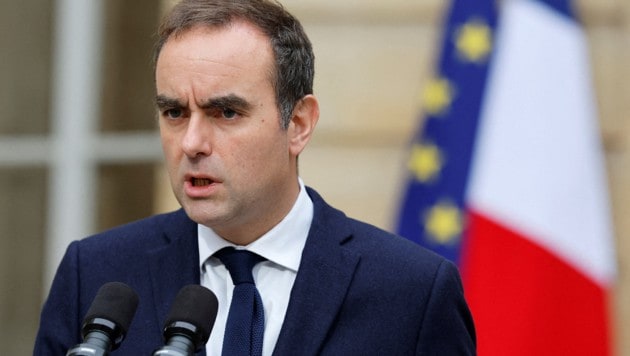 Sébastien Lecornu gibt eine Stellungnahme in Paris ab.