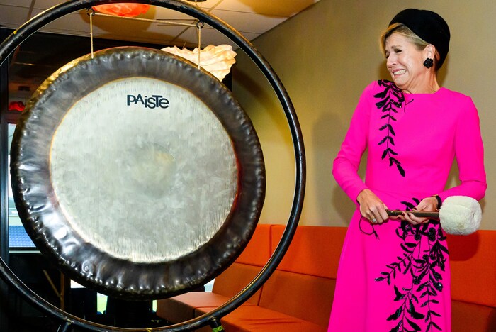 So charmant kann ein Schreck aussehen: Máxima läutet die Beursvloer in strahlendem Pink ein.