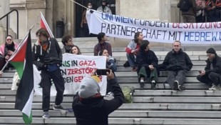 Zu antisemitischen Aufrufen kam es bei einer Demo am 8. Oktober vor dem Hautgebäude der Uni ...