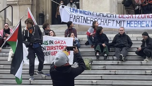 Zu antisemitischen Aufrufen kam es bei einer Demo am 8. Oktober vor dem Hautgebäude der Uni ...