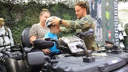 Das Bundesheer hat unter anderem ein Quad beim Stand. Das begeistert natürlich auch die jüngeren ...