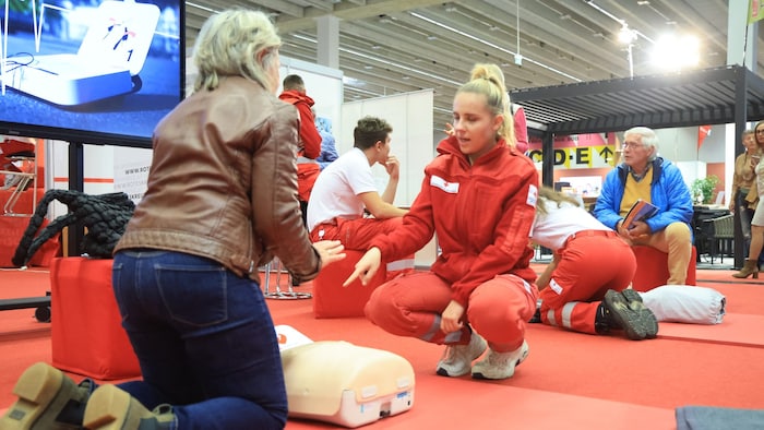 Beim Stand des Roten Kreuzes wird interessierten Besuchern der Messe eine Auffrischung in Erster ...